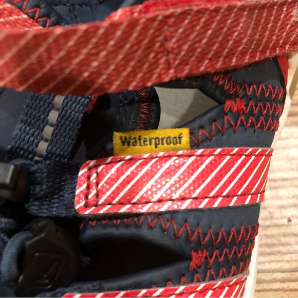 Size 1 kids Keen waterproof shoes. Red blue - Picture 5 of 11